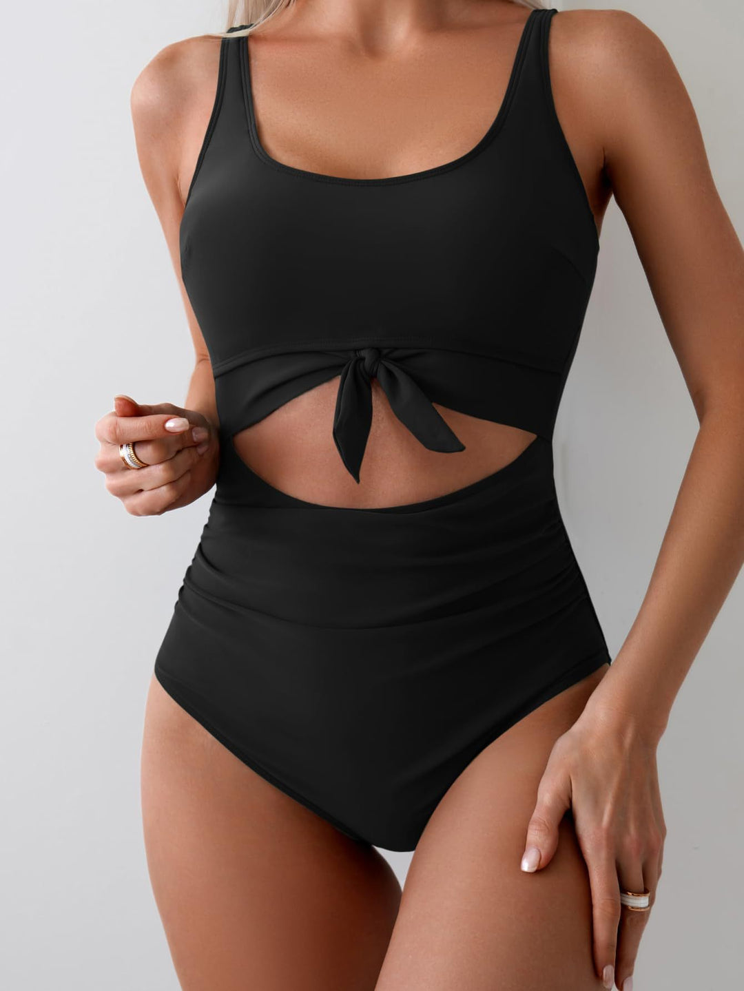 Damen Einteiliger Badeanzug mit trendigem Cut-Out-Design und verstellbarem Knoten Echo Archiv