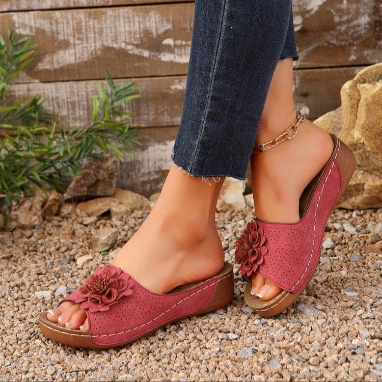 Damen Perforierte Keil-Sandalen als Slip-On mit Blumenapplikation und gepolstertem Fußbett – Sorelia
