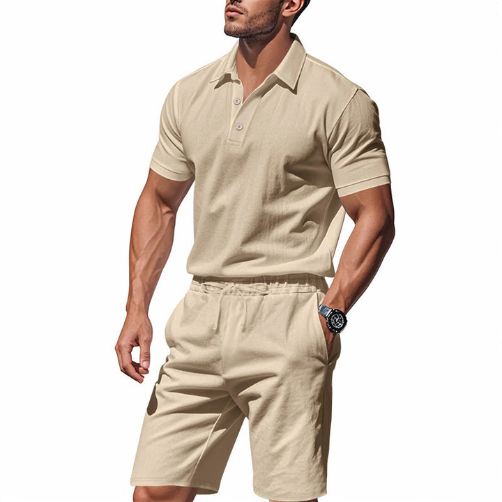 Herren Freizeit-Outfit mit Polohemd und kurzen Hosen Echoarchiv