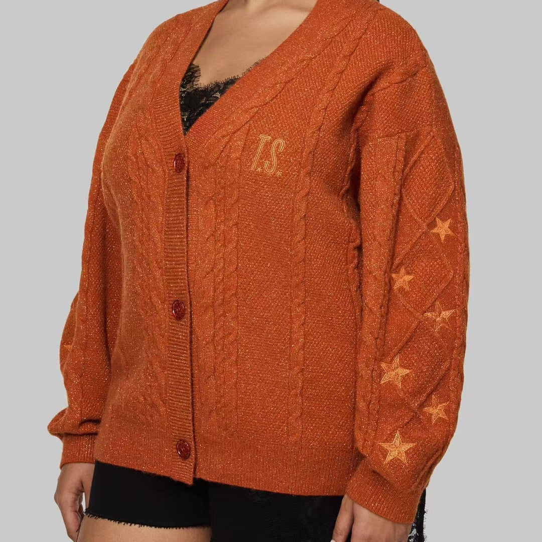 Damen nan großzügiger Grobstrick-Cardigan mit Zopfmuster, V-Ausschnitt und Sternstickereien Echo Archiv