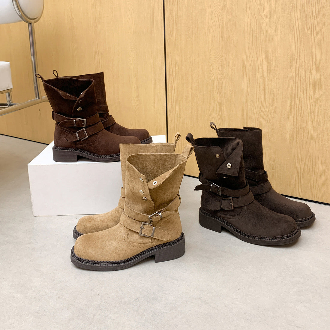 Damen Kurzschaft-Bikerboot aus Wildleder mit verstellbaren Schnallen und markantem Blockabsatz Echo Archiv