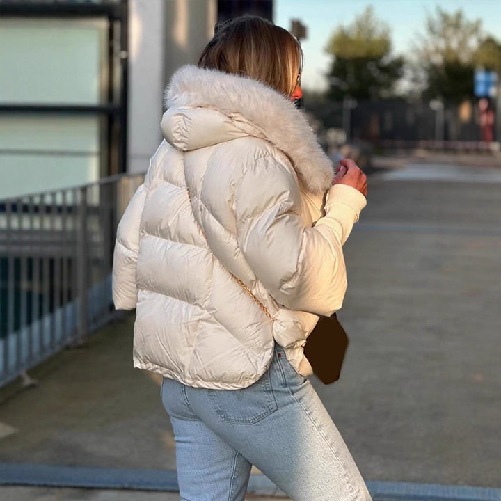 Damen Kurze gesteppte Daunenjacke mit voluminösem Kunstfell-Schalkragen und taillierendem Schnitt Echoarchiv