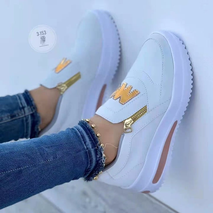 Damen nan Slip-On Plateau-Sneaker mit seitlichem Deko-Reißverschluss und metallischer Logo-Applikation Echo Archiv