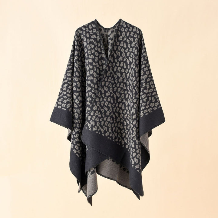 Damen Wollmix-Ruana mit tonigem Leopardenjacquard und kastigem Kimono-Fall – Montévia