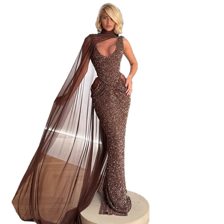 Damen Glamouröses Abendkleid mit funkelnden Pailletten und dramatischem Chiffonüberwurf Echo Archiv