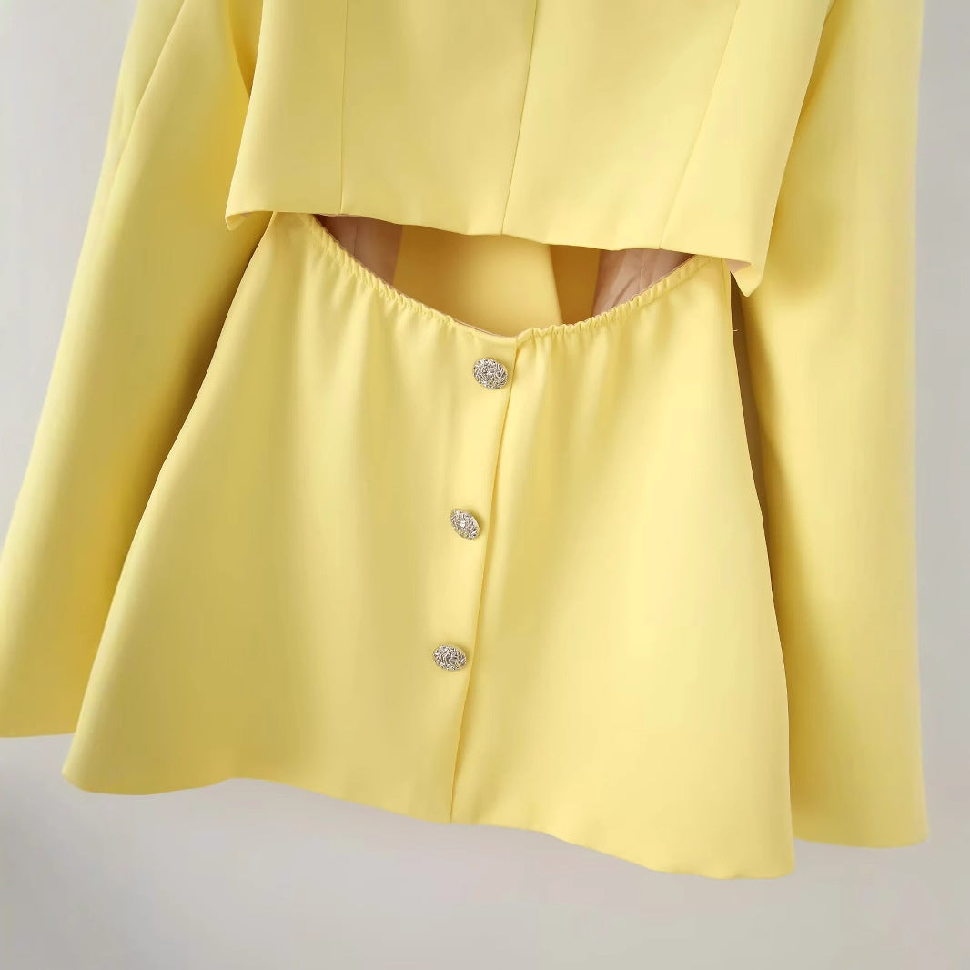 Damen taillierter Blazer mit geschwungenem Lagenkragen, figurformenden Abnähern und dekorativem Zierknopf – Valéne