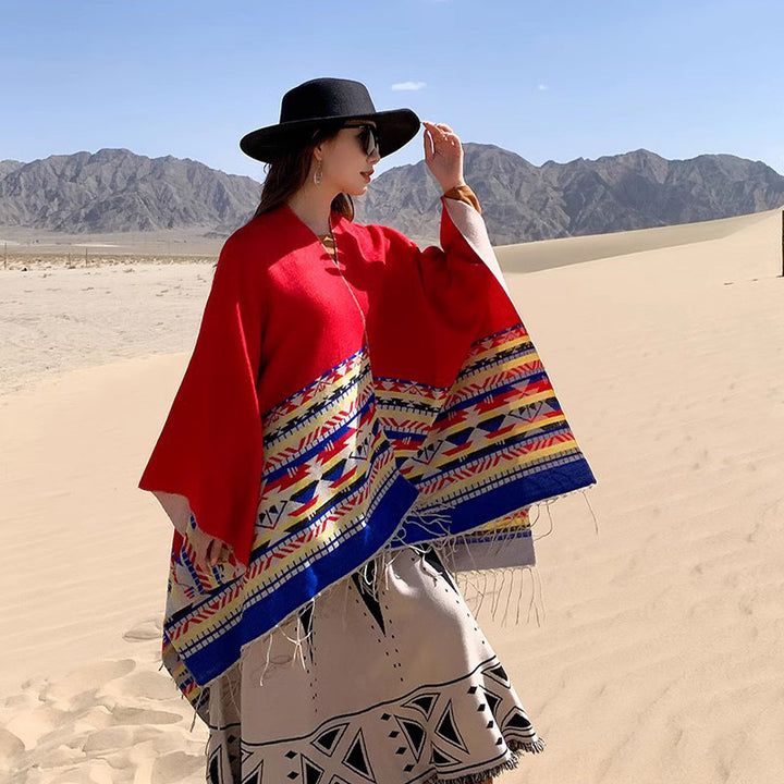 Damen Oversize-Wendepancho aus Wollmix mit Ethno-Jacquard und Fransensaum – Célinea