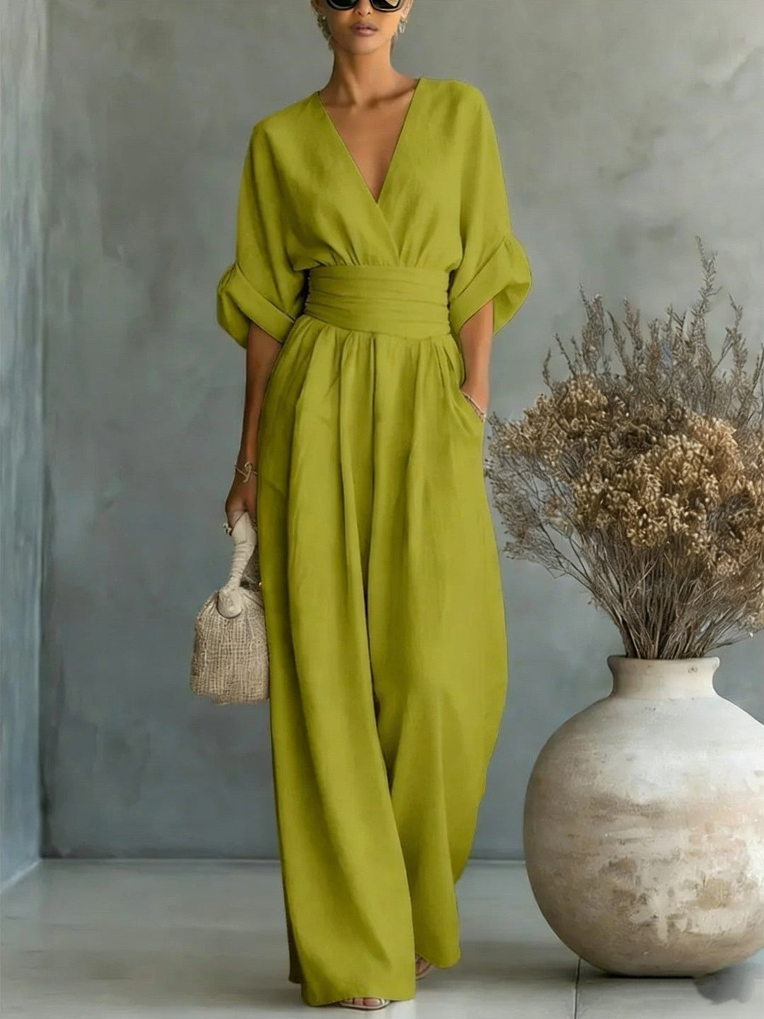 Echoarchiv | Eleganter Ärmelloser Jumpsuit mit Tiefem V-Ausschnitt, Taillenbund und Weitem Bein