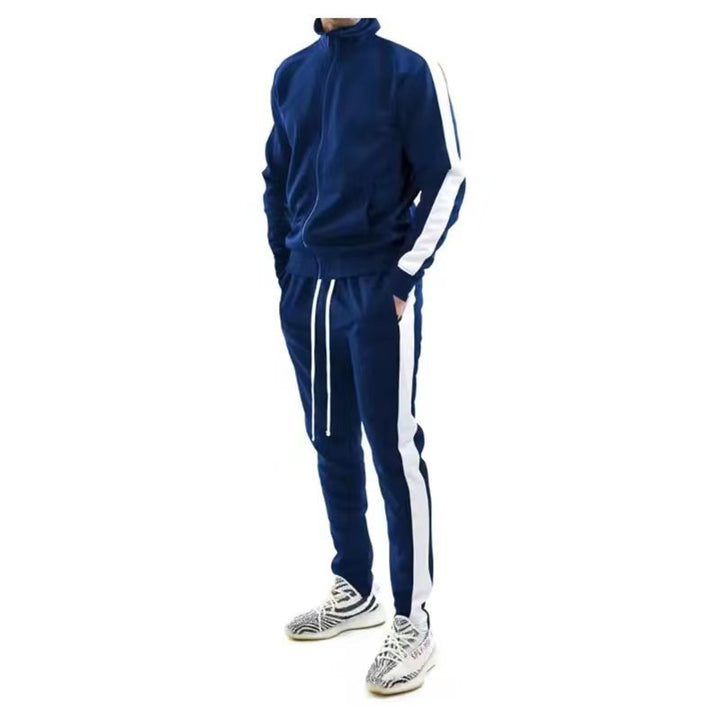 Herren sportlicher Trainingsanzug mit hohem Kragen und modernen Kontraststreifen Echoarchiv