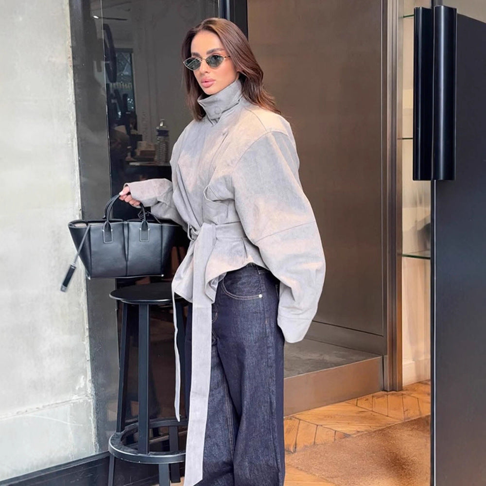 Damen Kurzjacke aus Veloursleder‑Optik mit hohem Stehkragen, Taillengürtel und kastiger Oversize‑Silhouette Echoarchiv