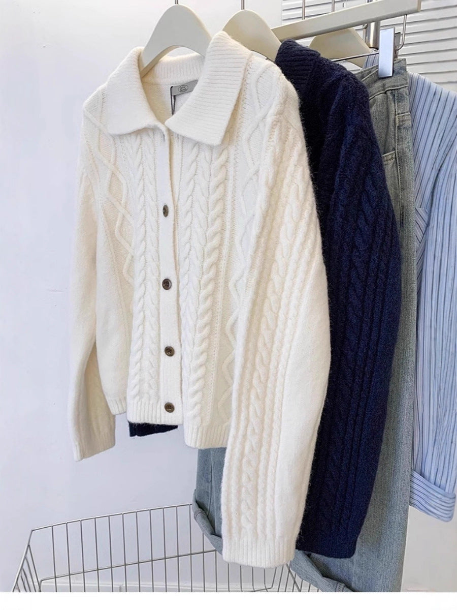 Damen Strickjacke mit Zopfmuster, Umlegekragen und Knopfleiste Echoarchiv