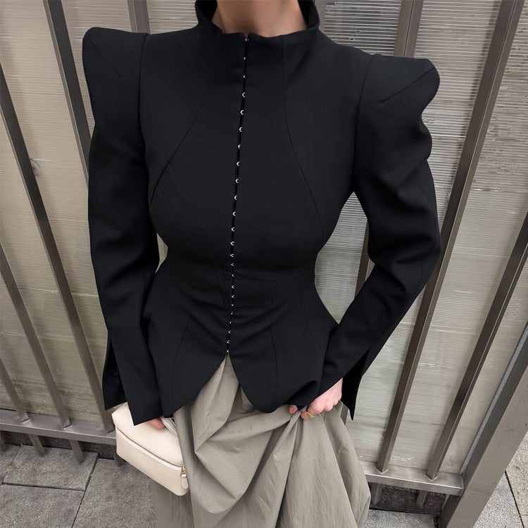 Damen Taillierter Blazer mit skulpturalen Schultern, betonter Taille und spitzem Schößchen Echoarchiv