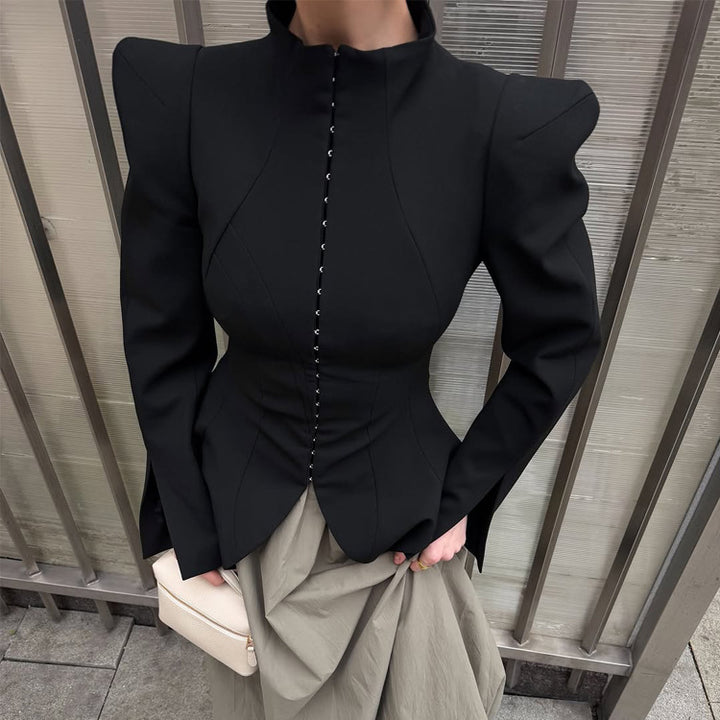 Damen Taillierter Blazer mit skulpturalen Schultern, betonter Taille und spitzem Schößchen Echoarchiv