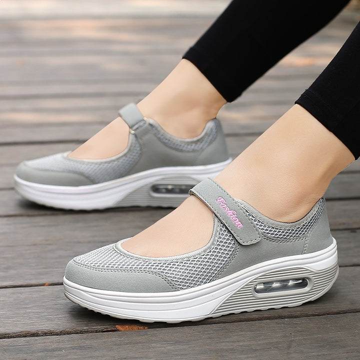 Damen Sportliche Mary-Jane Wedgesneaker mit Luftpolster und atmungsaktivem Mesh – Névara