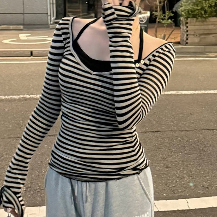 Damen nan gestreiftes Off-Shoulder-Langarmshirt mit diagonaler Zierknopfleiste und figurbetonter Silhouette Echo Archiv