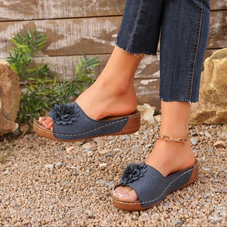 Damen Perforierte Keil-Sandalen als Slip-On mit Blumenapplikation und gepolstertem Fußbett – Sorelia