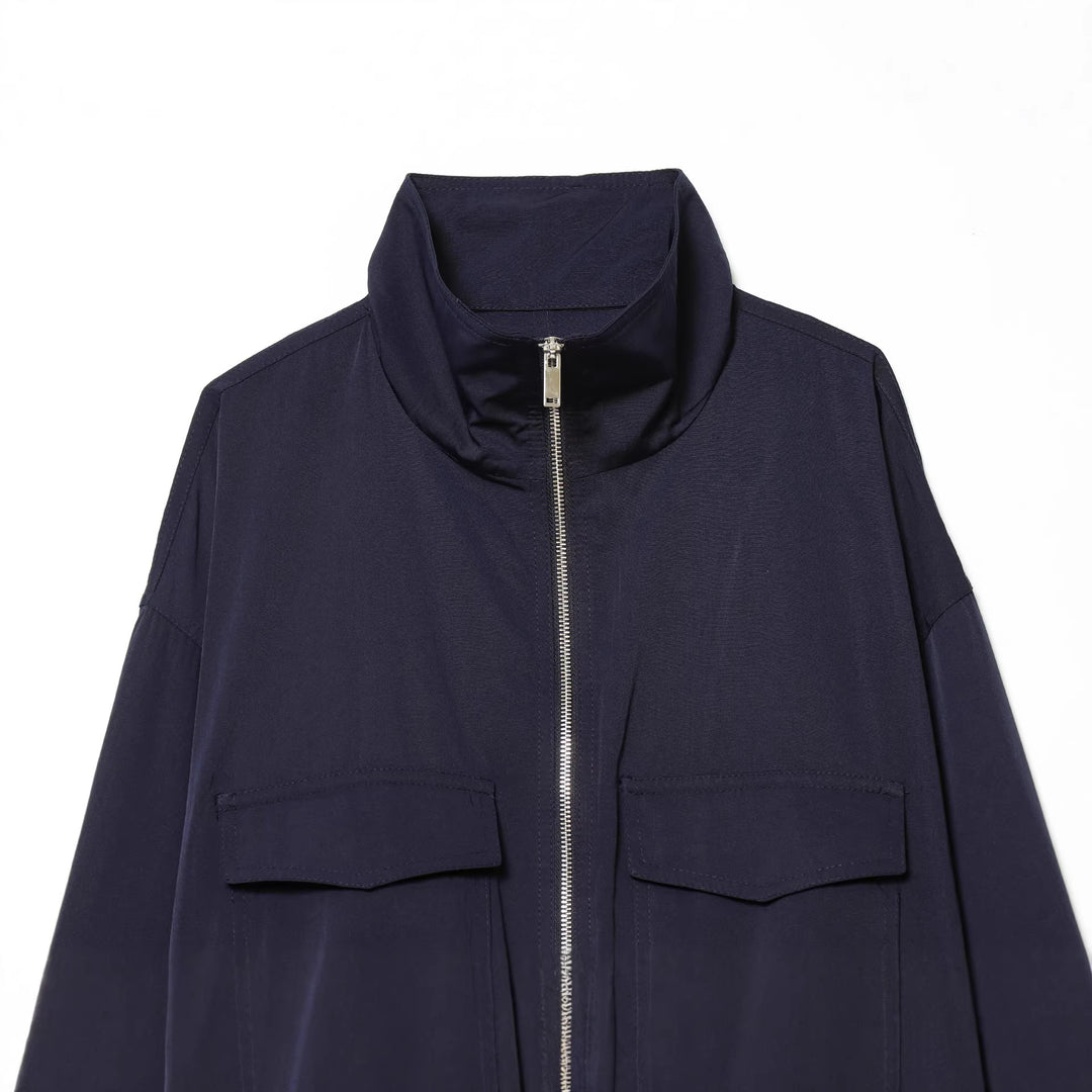 Damen kurze Utility-Blousonjacke mit Stehkragen, aufgesetzten Brustklappen, durchgehendem Reißverschluss und elastischem Saum – Célinea