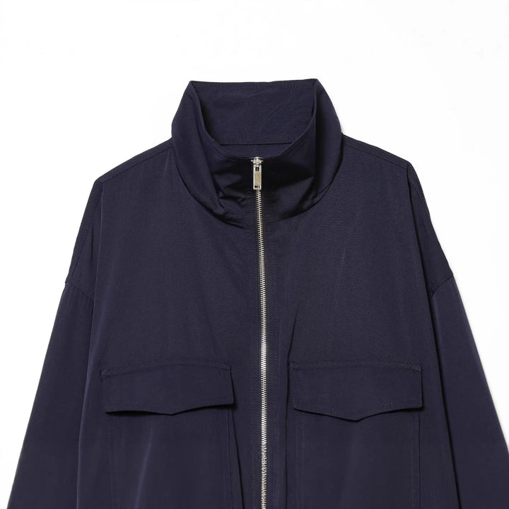 Damen kurze Utility-Blousonjacke mit Stehkragen, aufgesetzten Brustklappen, durchgehendem Reißverschluss und elastischem Saum – Célinea