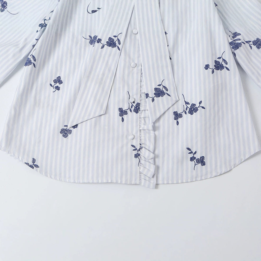 Damen Schlupfbluse mit Schleifenkragen, Rüschenpasse und floraler Stickerei Echoarchiv