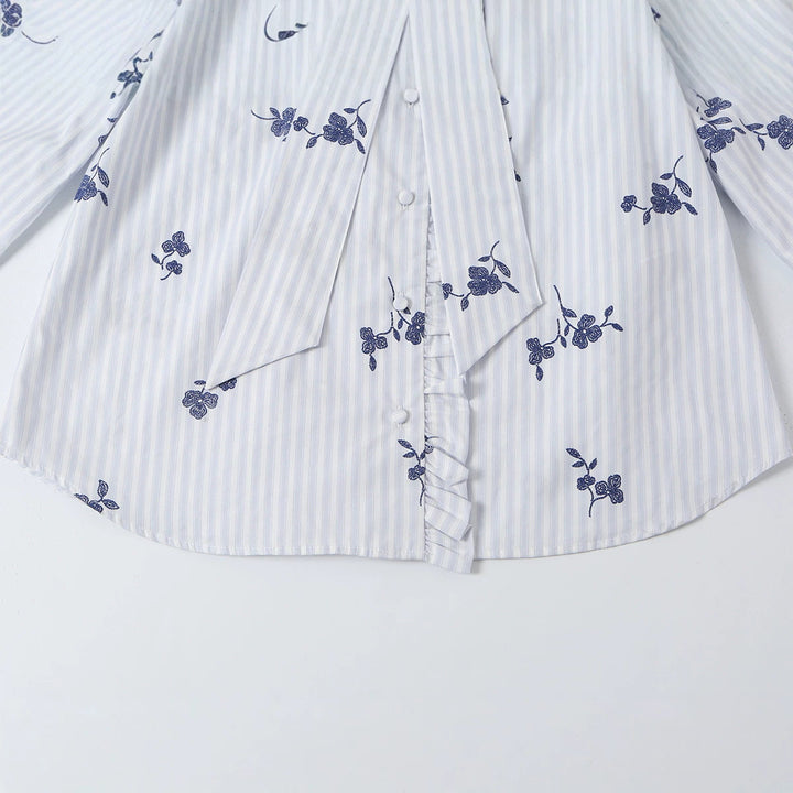 Damen Schlupfbluse mit Schleifenkragen, Rüschenpasse und floraler Stickerei Echoarchiv