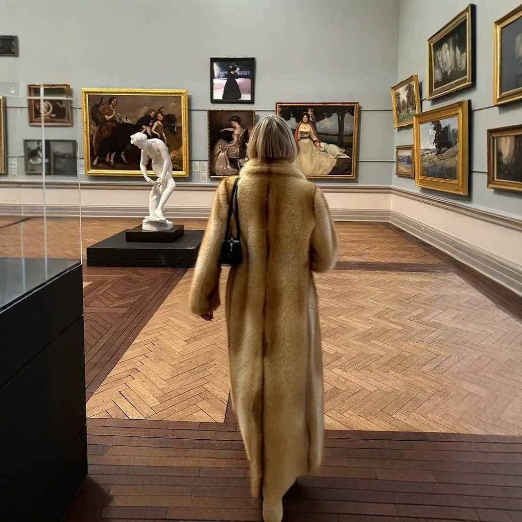 Damen langer luxuriöser Pelzmantel mit weitem Revers und verdeckter Knopfleiste Echo Archiv