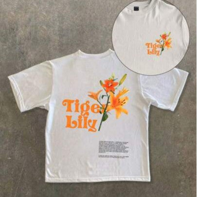 Damen T-Shirt mit künstlerischem floralem Druck und verspieltem Schriftzug Echo Archiv