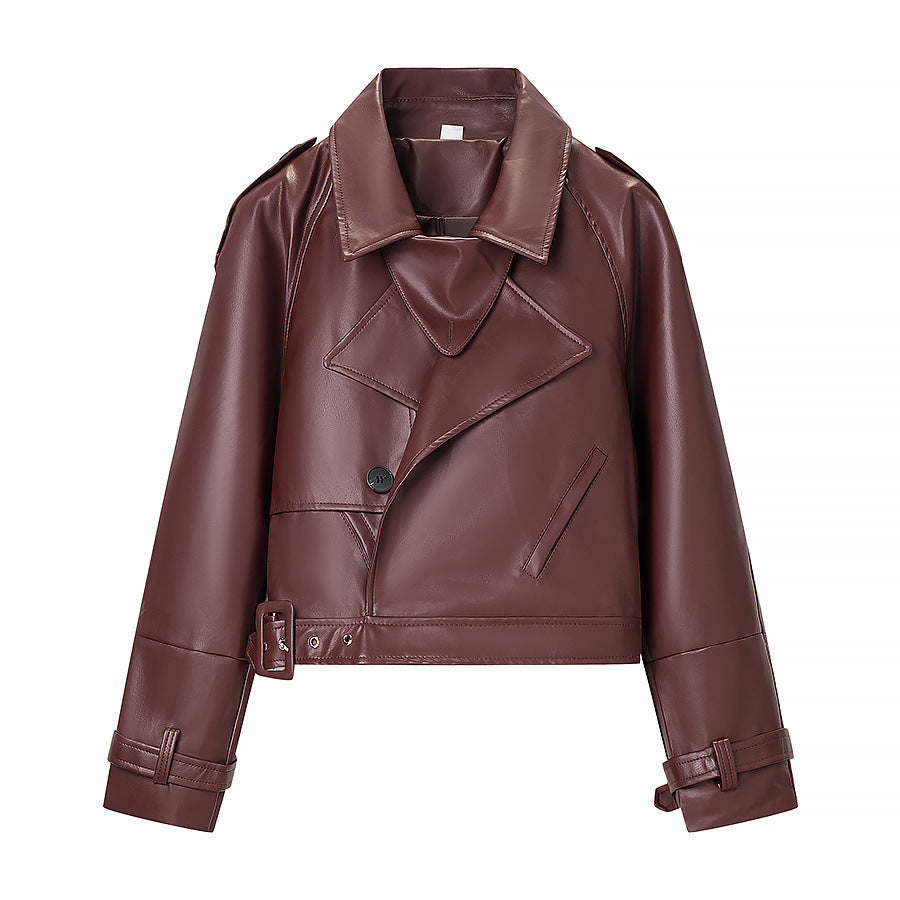 Damen Kurz geschnittene Bikerjacke aus Lederoptik mit asymmetrischer Reversklappe und Taillenriegel Echo Archiv