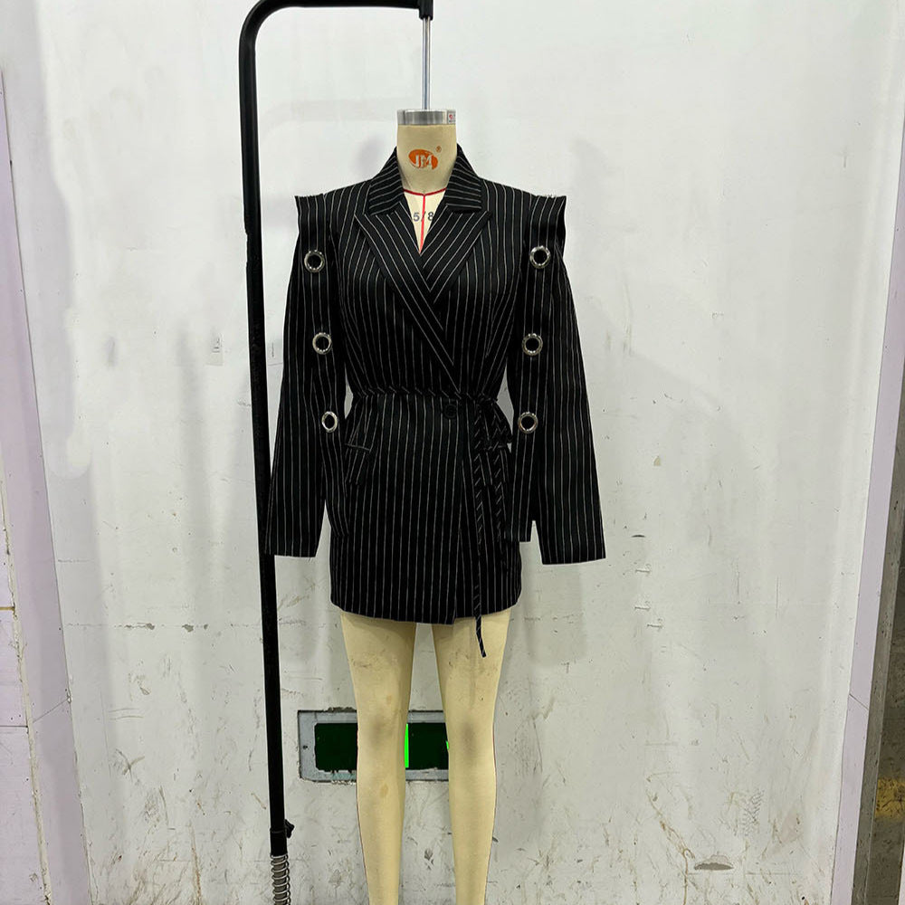 Damen taillierter Nadelstreifenblazer mit dekorativen Ösen und Tunnelzug – Valéne