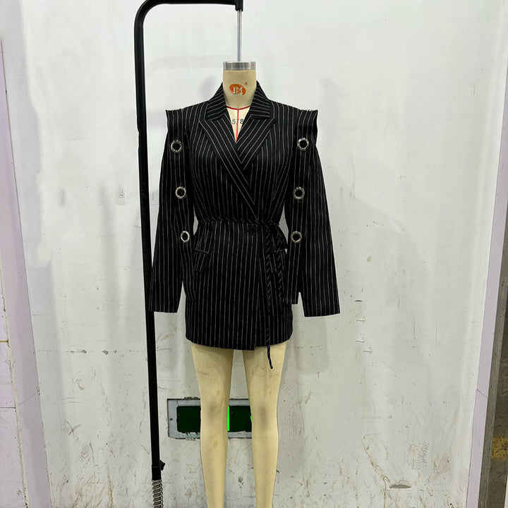 Damen taillierter Nadelstreifenblazer mit dekorativen Ösen und Tunnelzug – Valéne