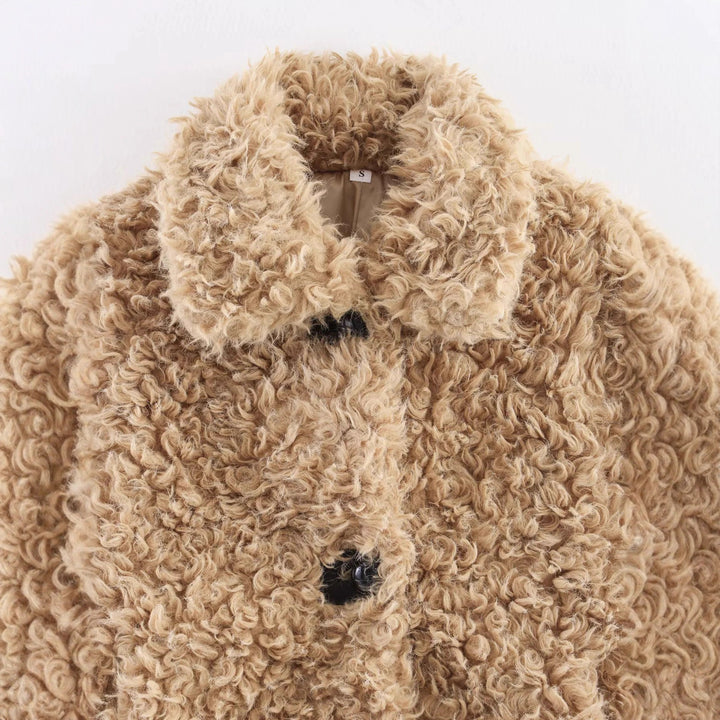 Damen nan kurze Bouclé-Teddyjacke mit lockiger Webstruktur Hemdkragen und Knopfverschluss Echo Archiv