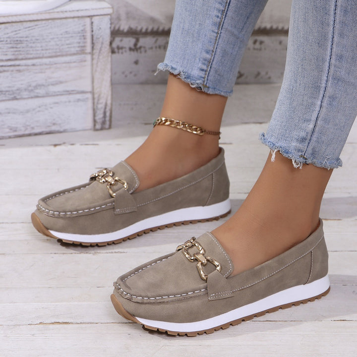 Damen Loafer im Mokassinstil mit profilierter Gummisohle und goldener Horsebit-Applikation – Lioré