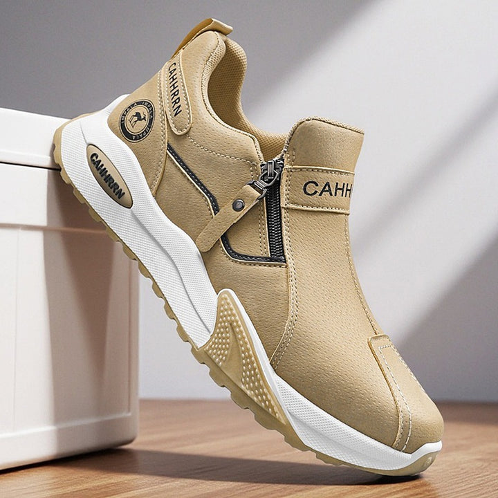 Herren robuste Outdoor-Sneaker mit seitlichem Reißverschluss, gepolstertem Knöchelkragen und griffiger Profilsohle – Norré