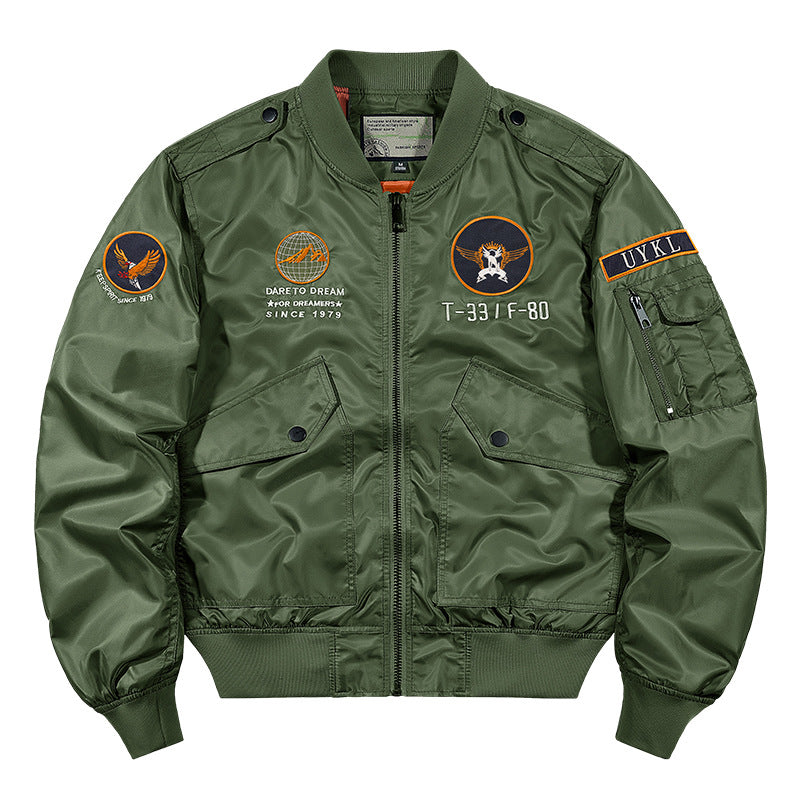 Herren  glänzende Pilotenfliegerjacke mit gestickten Missionsabzeichen und schrägen Druckknopfklappentaschen Echo Archiv