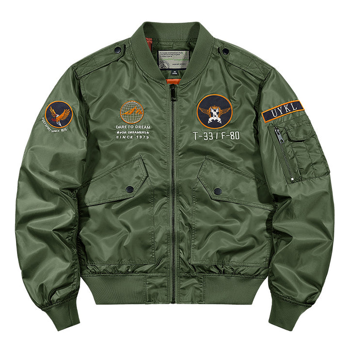 Herren  glänzende Pilotenfliegerjacke mit gestickten Missionsabzeichen und schrägen Druckknopfklappentaschen Echo Archiv