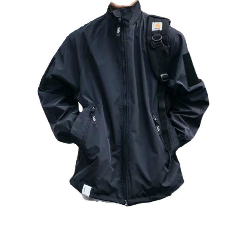 Herren Wind- und Wetterjacke mit funktionalen Taschen und hohem Kragen Echoarchiv