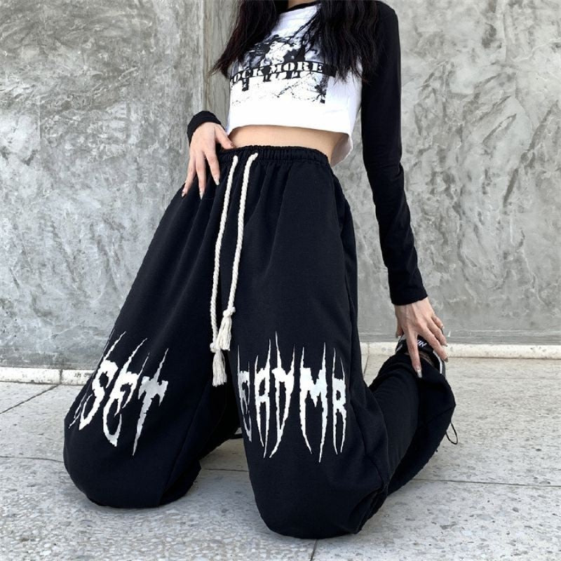 Damen weite Oversize-Sweatpants mit Kordelzug und Gothic-Print – Avérine