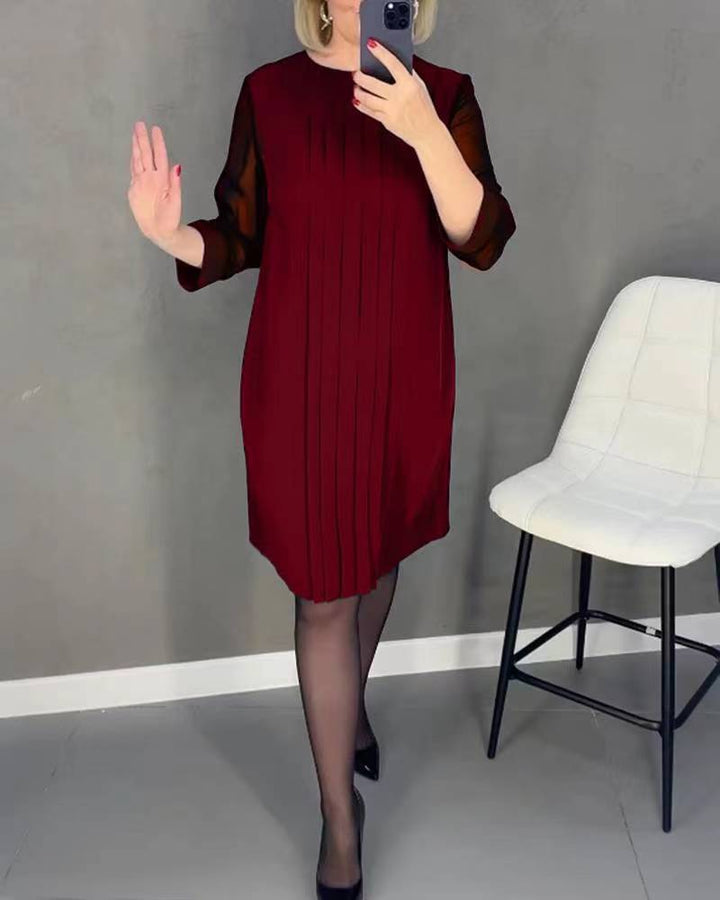 Damen nan plissiertes Etuikleid mit knielanger Silhouette und transparenten Dreiviertelärmeln Echo Archiv