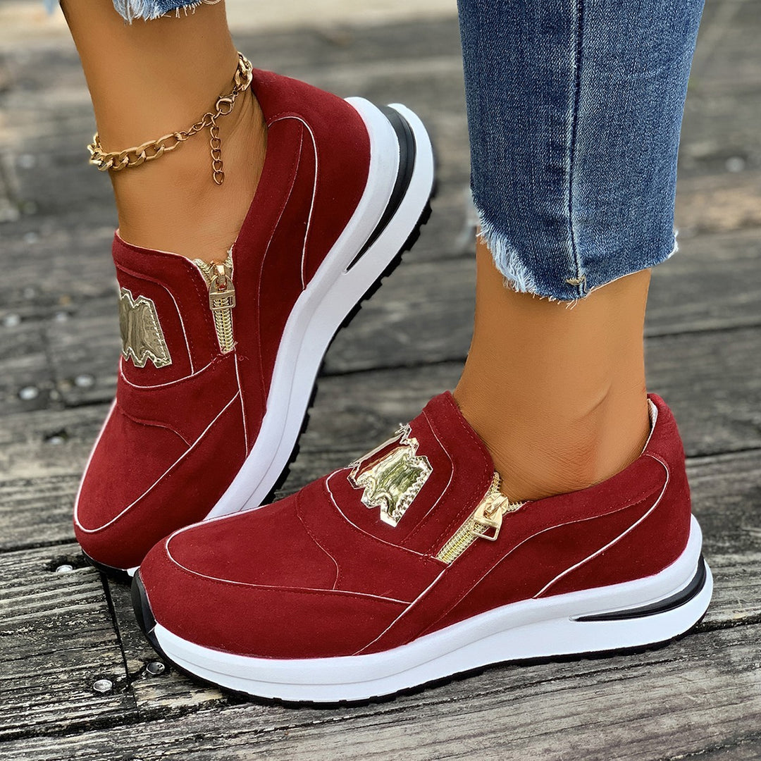 Damen Plateau-Slipper-Sneaker aus Veloursimitat mit seitlichem Zier-Reißverschluss und metallischer Applikation – Névara