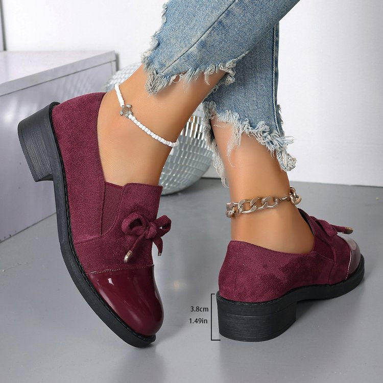Damen Lack- und Wildlederslipper mit Zierschleife und niedrigem Blockabsatz – Lioré