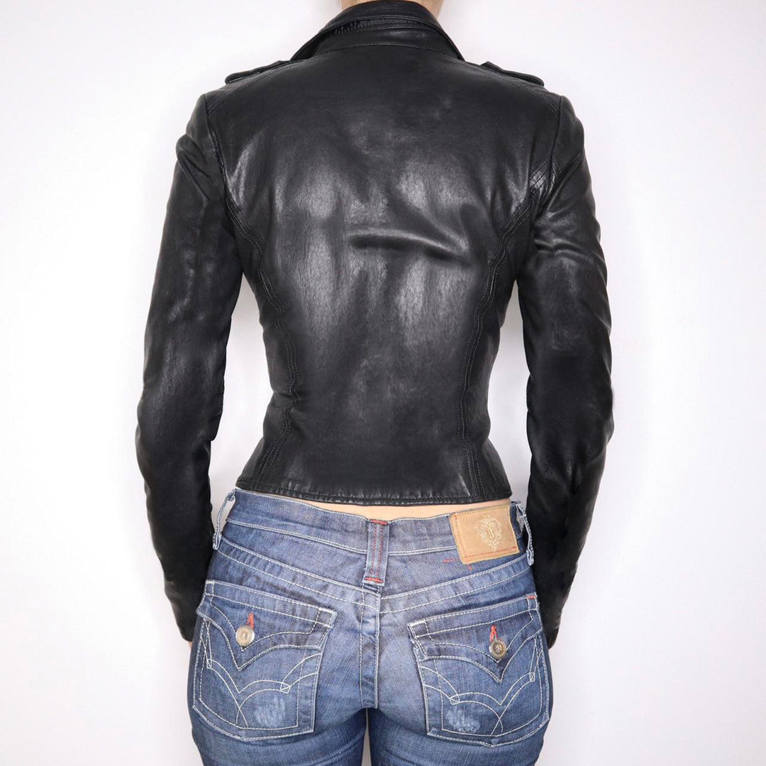 Damen nan taillierte Kunstleder-Bikerjacke mit Stehkragen, Schulterpatten und Reißverschlusstaschen Echo Archiv