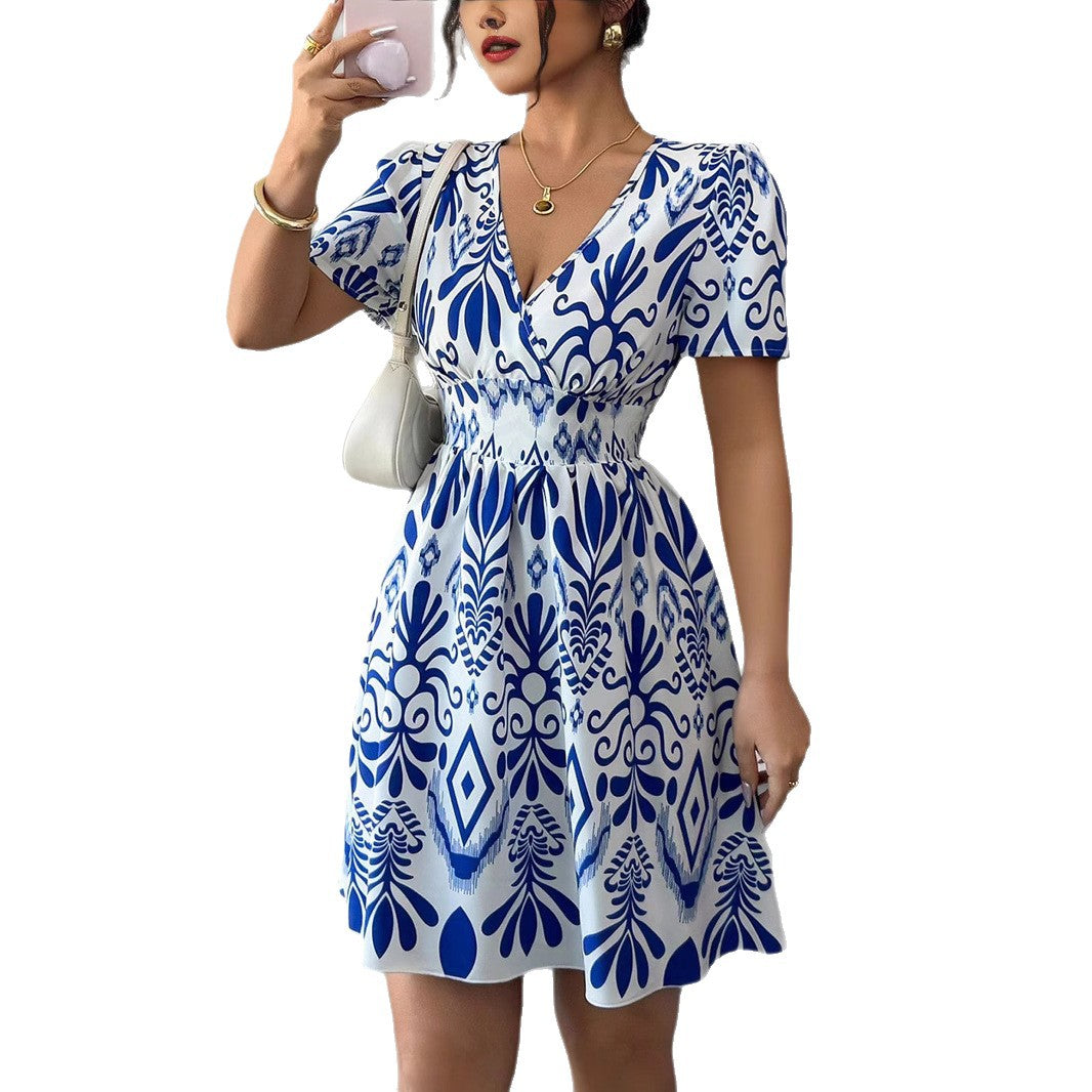 Damen Sommerliches Mini-Kleid mit elegantem V-Ausschnitt und floralen Mustern Echo Archiv