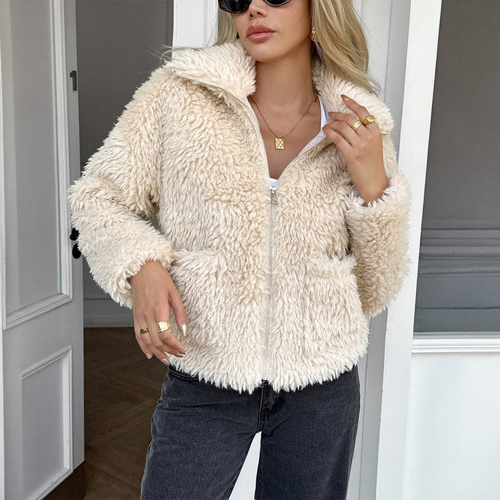 Damen Teddyjacke mit Reißverschluss, hochgeschlossenem Kragen, aufgesetzten Taschen und kurzer Passform – Célinea