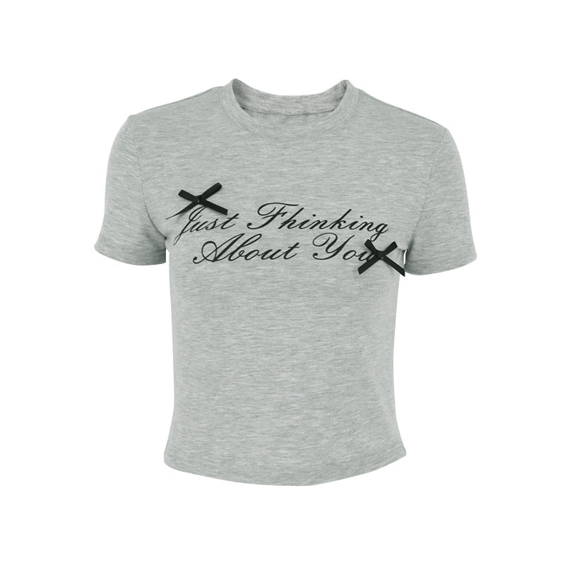 Damen cropped T-Shirt mit einzigartigem Schriftzug und lässigem Schnitt Echo Archiv