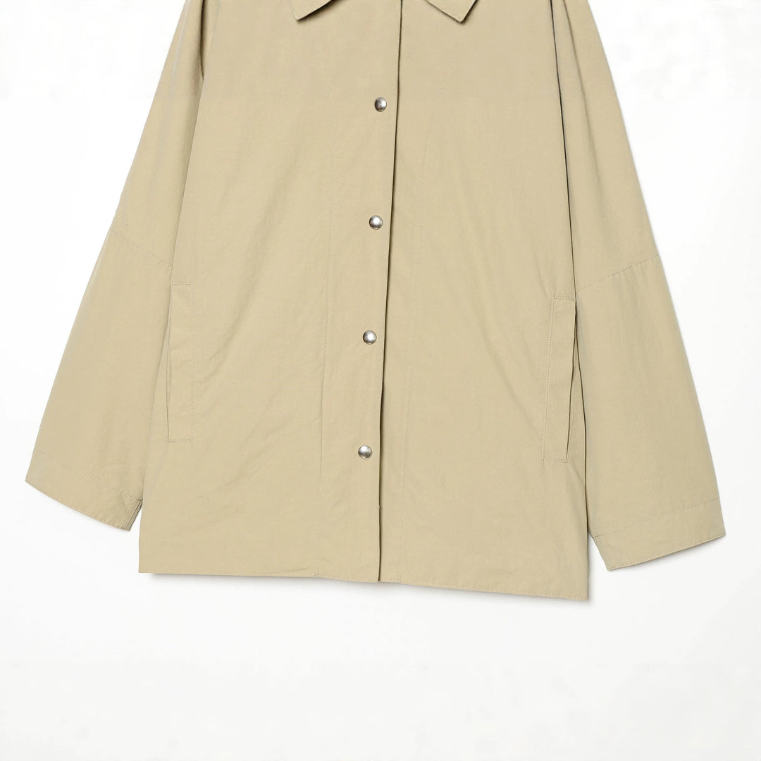 Damen kurzer wasserabweisender Cape-Mantel mit Stehkragen und Druckknopfverschluss – Célinea