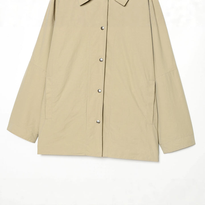 Damen kurzer wasserabweisender Cape-Mantel mit Stehkragen und Druckknopfverschluss – Célinea