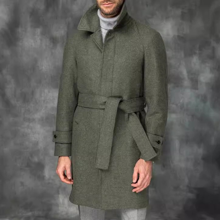 Herren eleganter Trenchcoat mit Taillengürtel und modernen Akzenten Echoarchiv