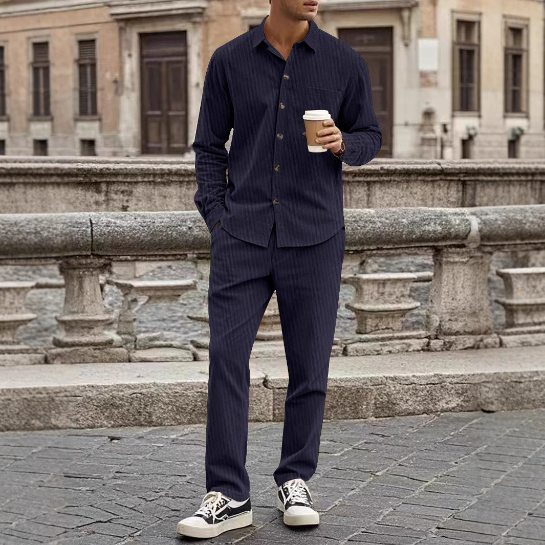 Herren elegantes Freizeitanzug mit stilvollem Hemd und bequemer Hose Echoarchiv
