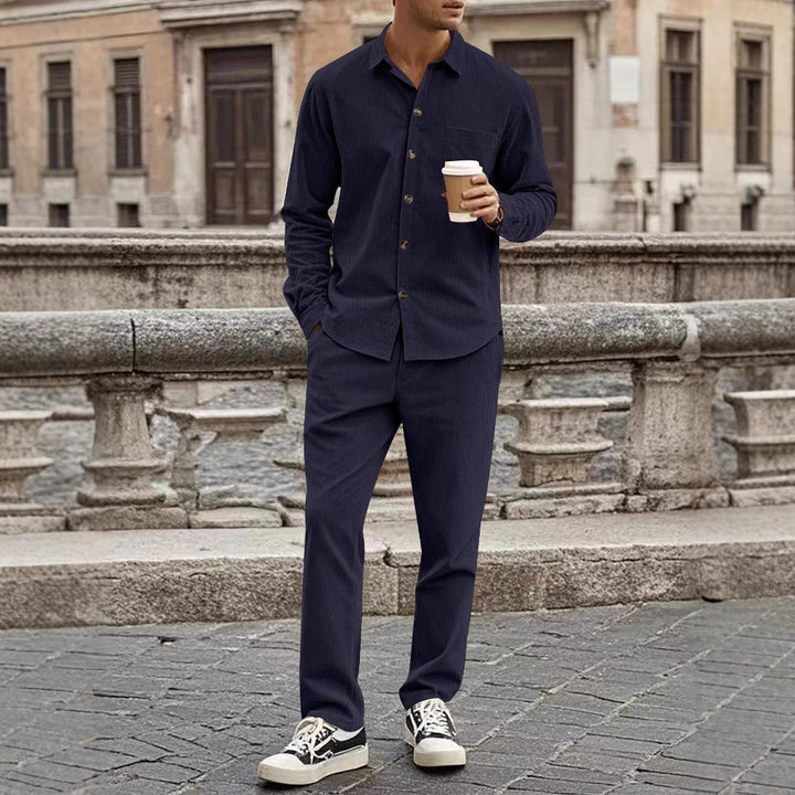 Herren elegantes Freizeitanzug mit stilvollem Hemd und bequemer Hose Echoarchiv