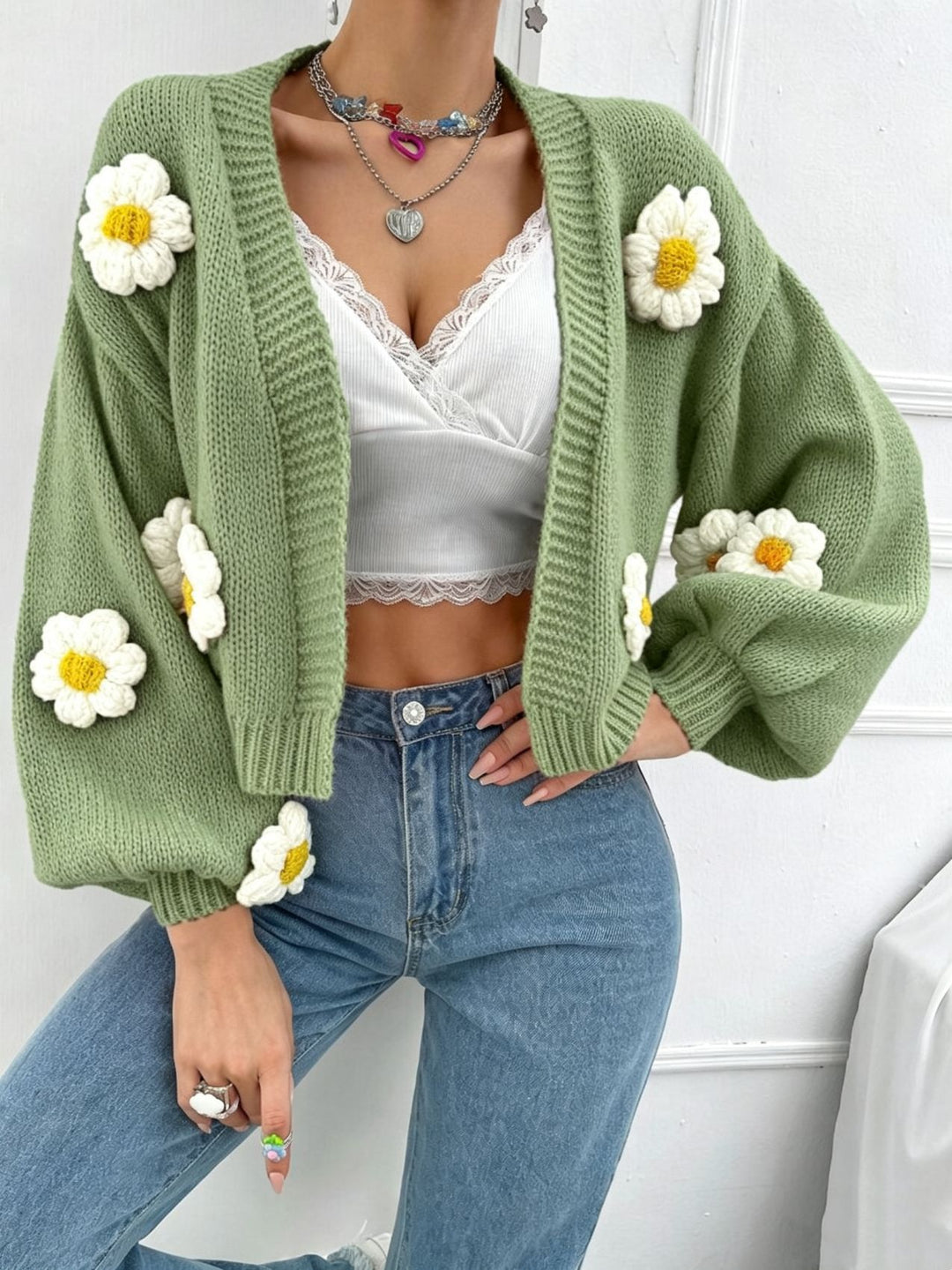 Damen Kurzgeschnittener Grobstrick-Cardigan mit 3D-Blütenapplikationen – Veloura