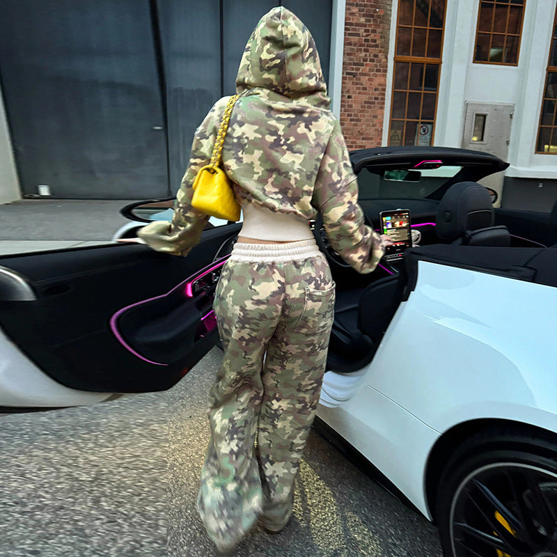 Damen nan kurz geschnittene Kapuzenjacke mit Camouflage-Muster, Frontreißverschluss, Kängurutasche und weitem Rippbund Echo Archiv